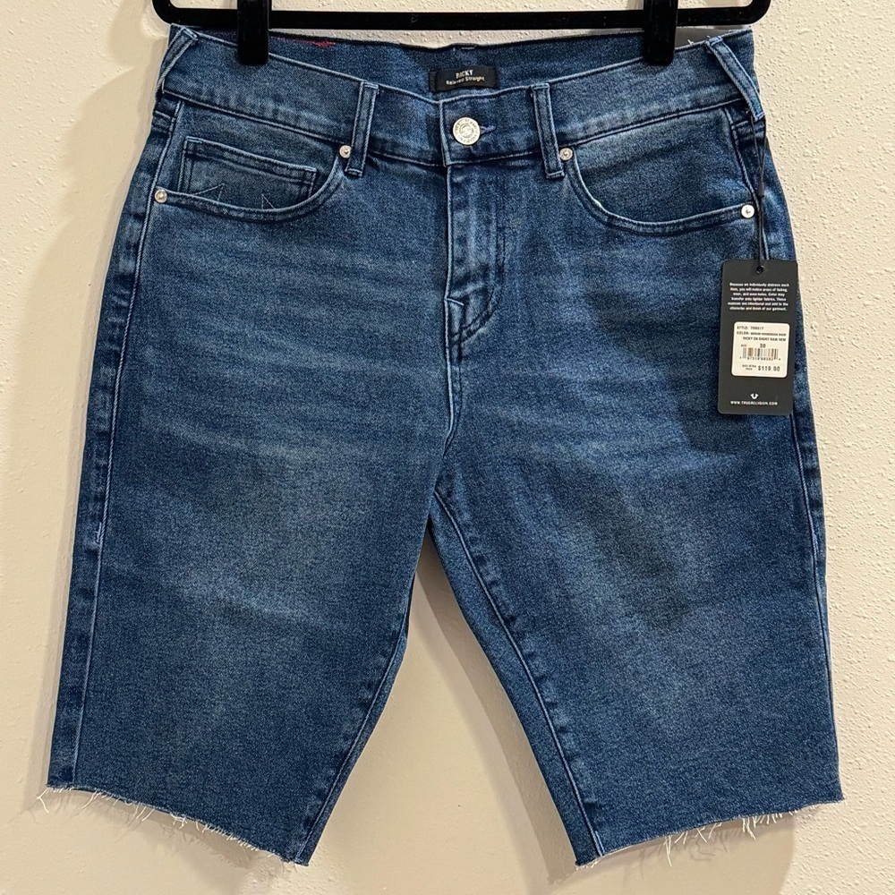 True Religion NWT 30 Medium Wash Ricky SN Relaxed Straight Cut Off Denim Shorts